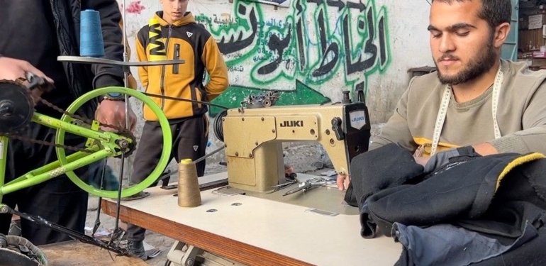 Gazze’deki elektrik krizi: Bisiklet pedalıyla dikiş makinesini çalıştırıyor