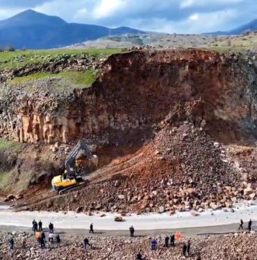 Bitlis-Baykan yolunda heyelan