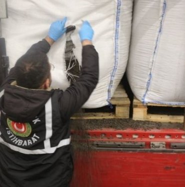 İstanbul ve Kapıkule’de operasyon: 430 kilogram uyuşturucu, 13 ton kaçak çay ele geçirildi