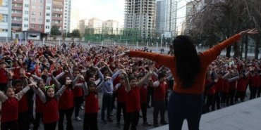 Kayseri’de öğrencilerin eğlenceli güne başlama ritüeli