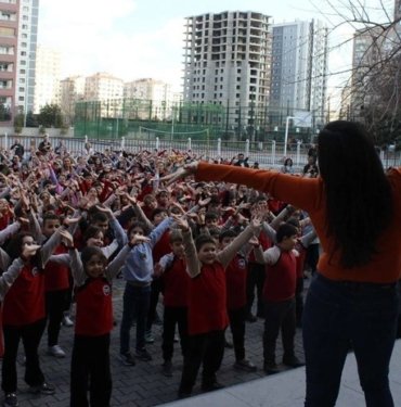 Kayseri’de öğrencilerin eğlenceli güne başlama ritüeli