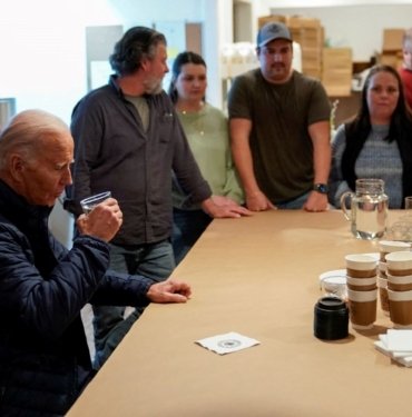 Biden’dan çevre felaketinin yaşandığı bölgeye ziyaret: Kirlilik tartışmaları sürerken, şebeke suyundan içti