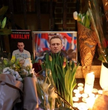 Dünya Navalny’yi anmak için sokaklara döküldü