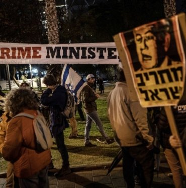 Binlerce İsrailli sokaklarda: Netanyahu’ya istifa çağrısı