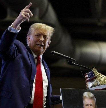 Trump’tan ilginç seçim kampanyası: Ayakkabı ve parfüm satışına başladı