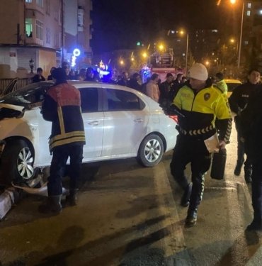Kayseri’deki kaza: Otomobil direğe çarptı