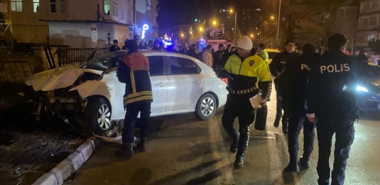 Kayseri’deki kaza: Otomobil direğe çarptı