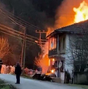 Çatıdaki yangın evi küle çevirdi 7 Çatıdaki yangın evi küle çevirdi