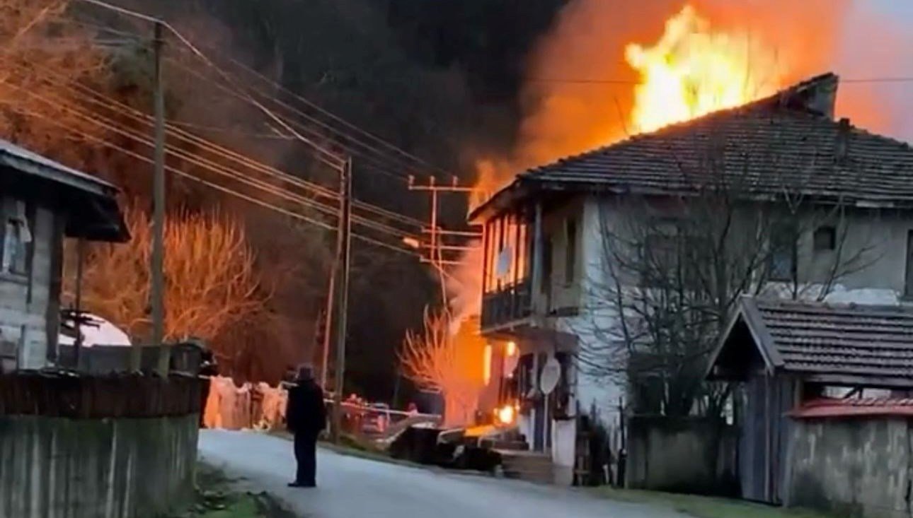 Çatıdaki yangın evi küle çevirdi