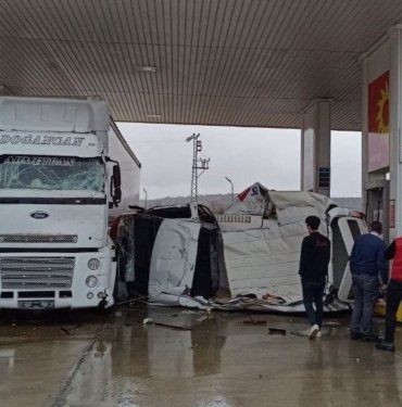 Takla atan minibüs akaryakıt istasyonuna girdi
