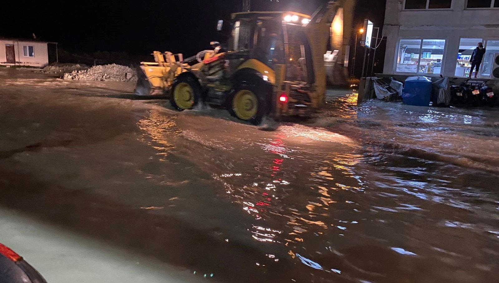 Hatay’da caddeler göle döndü