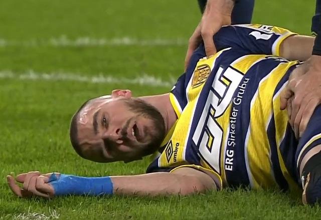 Galatasaray maçında yürekleri ağza getiren an! Bilincini kaybetti, bir anda kendini yerde buldu…