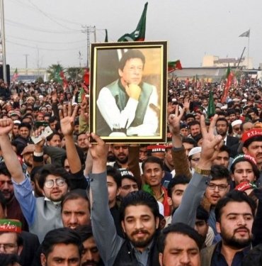 Pakistan’da seçim krizi: İmran Han’ın partisi sonucu protesto ediyor