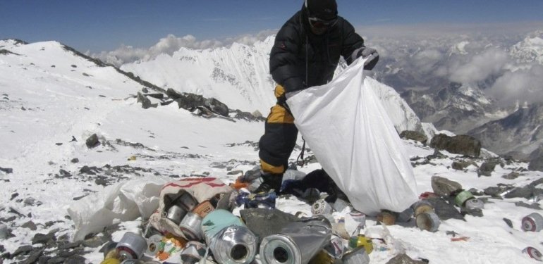 Everest Dağı dünyanın en yüksek çöplüğüne dönüşüyor