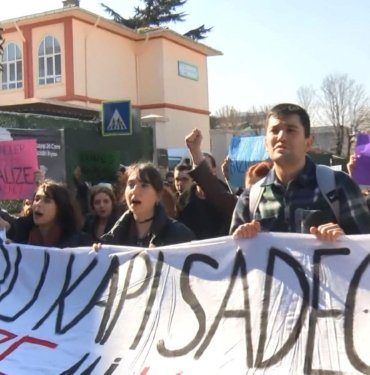 İstanbul Üniversitesi öğrencilerinden protesto