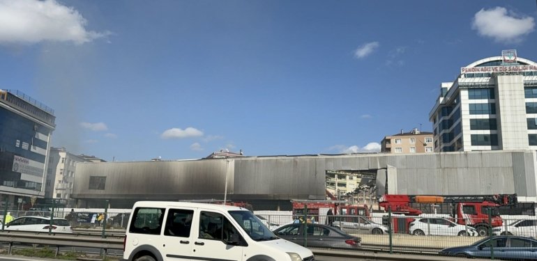 Pendik’te tadilat yapılan süpermarkette yangın