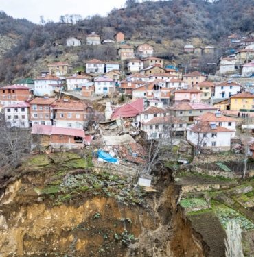 Heyelan köyü ikiye böldü