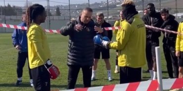 İstanbulspor Teknik Direktörü Osman Zeki Korkmaz, antrenmanda kavga eden oyuncularına boks eldiveni giydirdi!