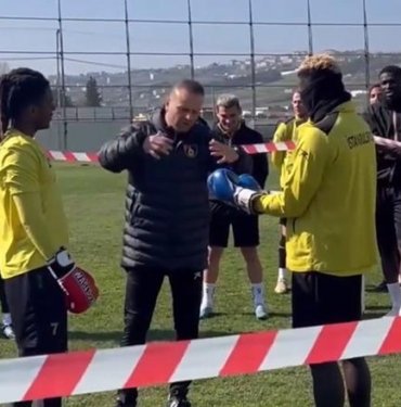İstanbulspor Teknik Direktörü Osman Zeki Korkmaz, antrenmanda kavga eden oyuncularına boks eldiveni giydirdi!