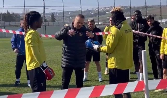 İstanbulspor Teknik Direktörü Osman Zeki Korkmaz, antrenmanda kavga eden oyuncularına boks eldiveni giydirdi!