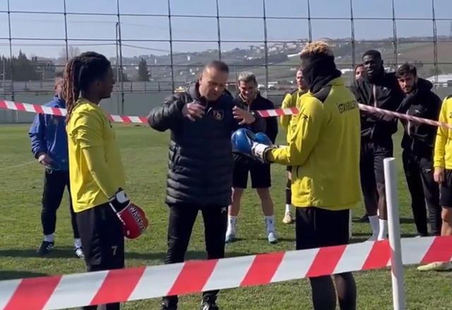 İstanbulspor Teknik Direktörü Osman Zeki Korkmaz, antrenmanda kavga eden oyuncularına boks eldiveni giydirdi!
