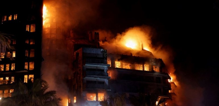 İspanya’da 14 katlı bina alevlere teslim: Balkonda can pazarı yaşandı