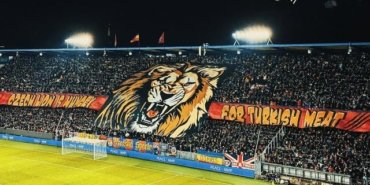 Prag tribünlerinden Türkiye için çirkin pankart! Skandal olaya sosyal medyada tepki yağıyor…