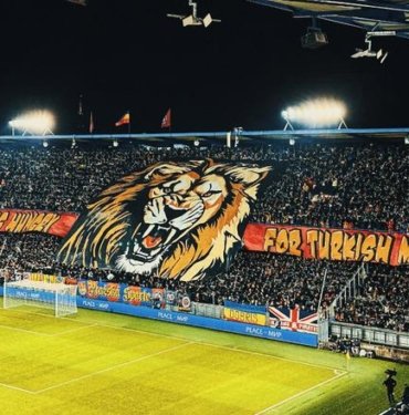 Prag tribünlerinden Türkiye için çirkin pankart! Skandal olaya sosyal medyada tepki yağıyor…