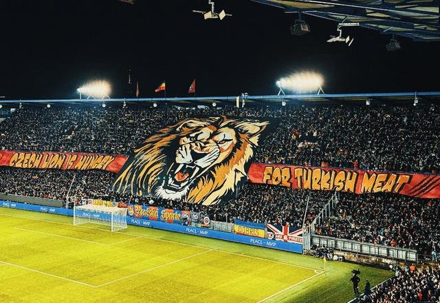 Prag tribünlerinden Türkiye için çirkin pankart! Skandal olaya sosyal medyada tepki yağıyor…