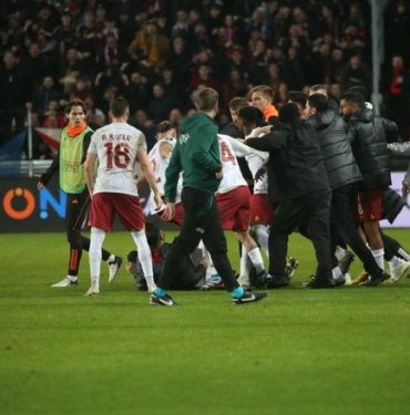 Sparta Prag maçının ardından saha bir anda karıştı! Okan Buruk kırmızı kart gördü…