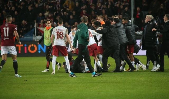 Sparta Prag maçının ardından saha bir anda karıştı! Okan Buruk kırmızı kart gördü…