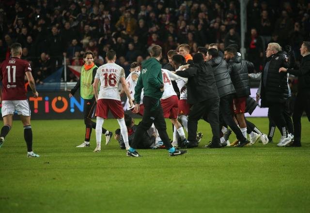 Sparta Prag maçının ardından saha bir anda karıştı! Okan Buruk kırmızı kart gördü…