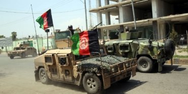 Taliban iki kişiyi stadyumda infaz etti