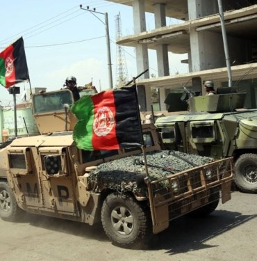Taliban iki kişiyi stadyumda infaz etti