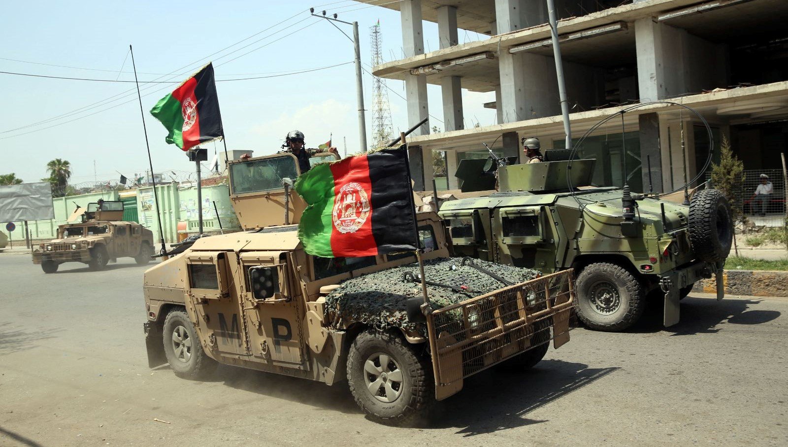 Taliban iki kişiyi stadyumda infaz etti