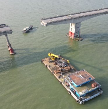 Çin’de kargo gemisinin çarptığı köprü çöktü: 5 kişi öldü