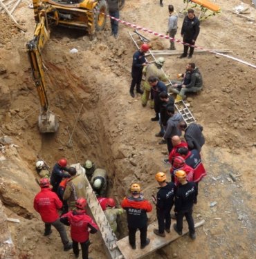 Sancaktepe’de bir işçi toprak altında kaldı