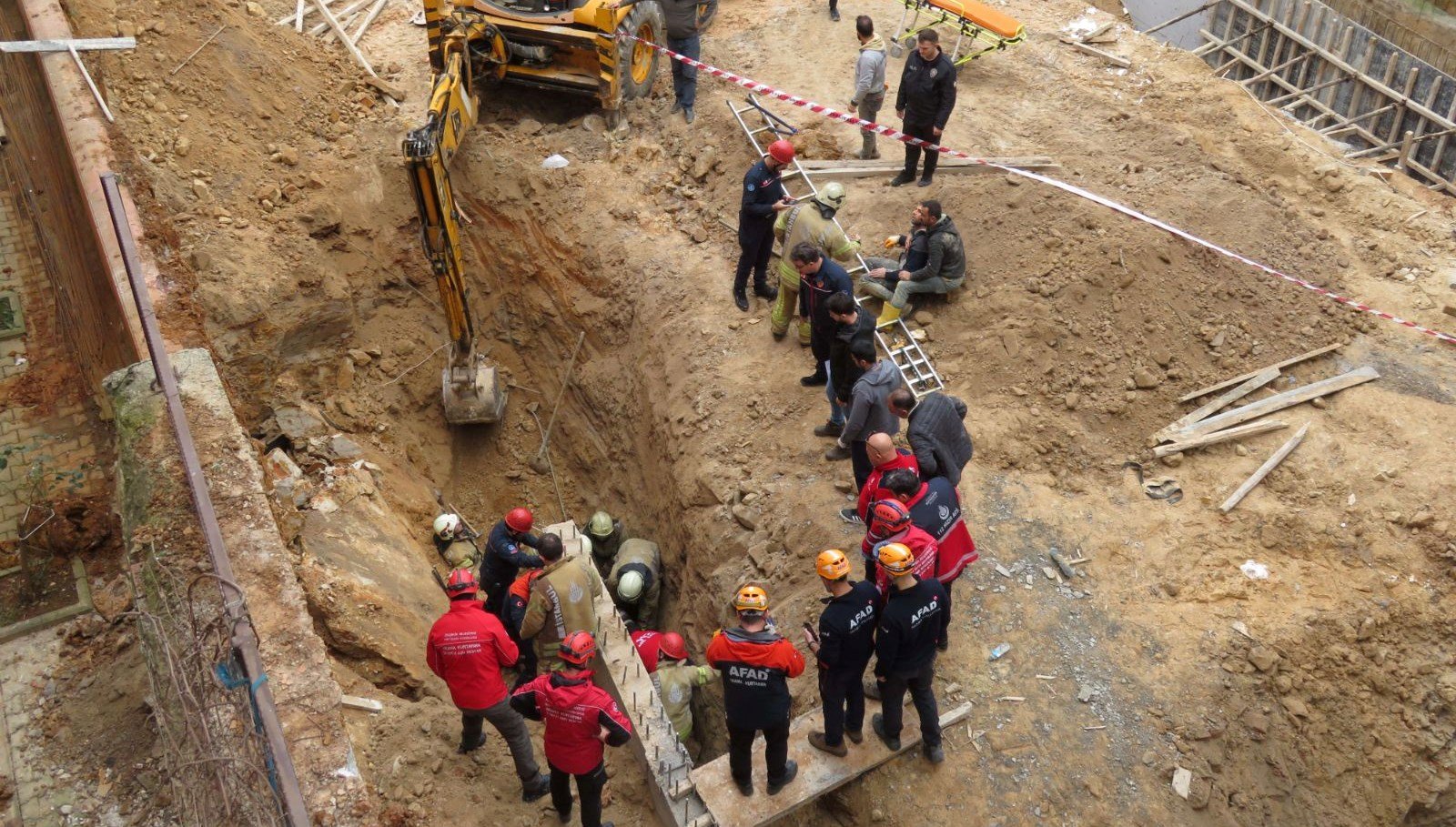 Sancaktepe’de bir işçi toprak altında kaldı