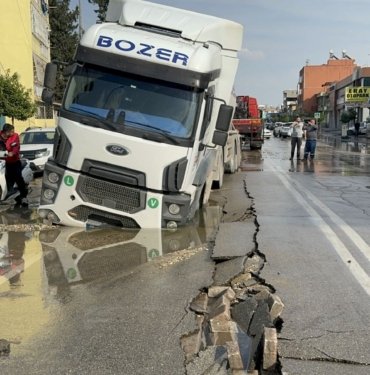 Su borusu patladı, TIR çukura düştü
