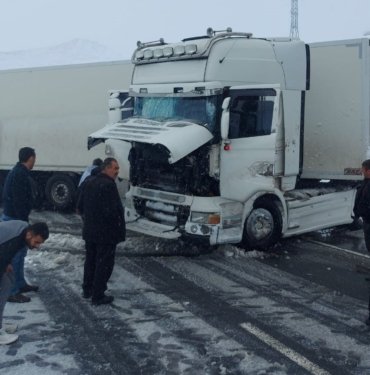 Kontrolden çıkan TIR refüje çarptı