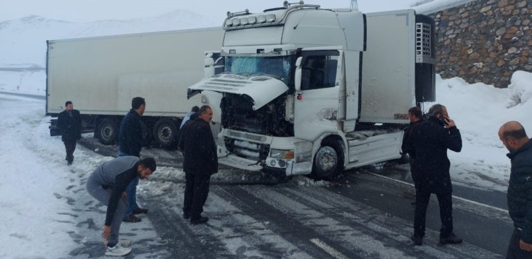 Kontrolden çıkan TIR refüje çarptı