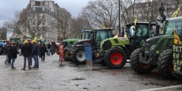 Fransa’da çiftçiler traktörleriyle yol kapattı