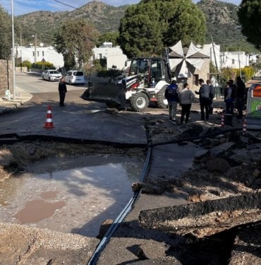 Bodrum’da ana isale hattı patladı: Yolda çukur oluştu