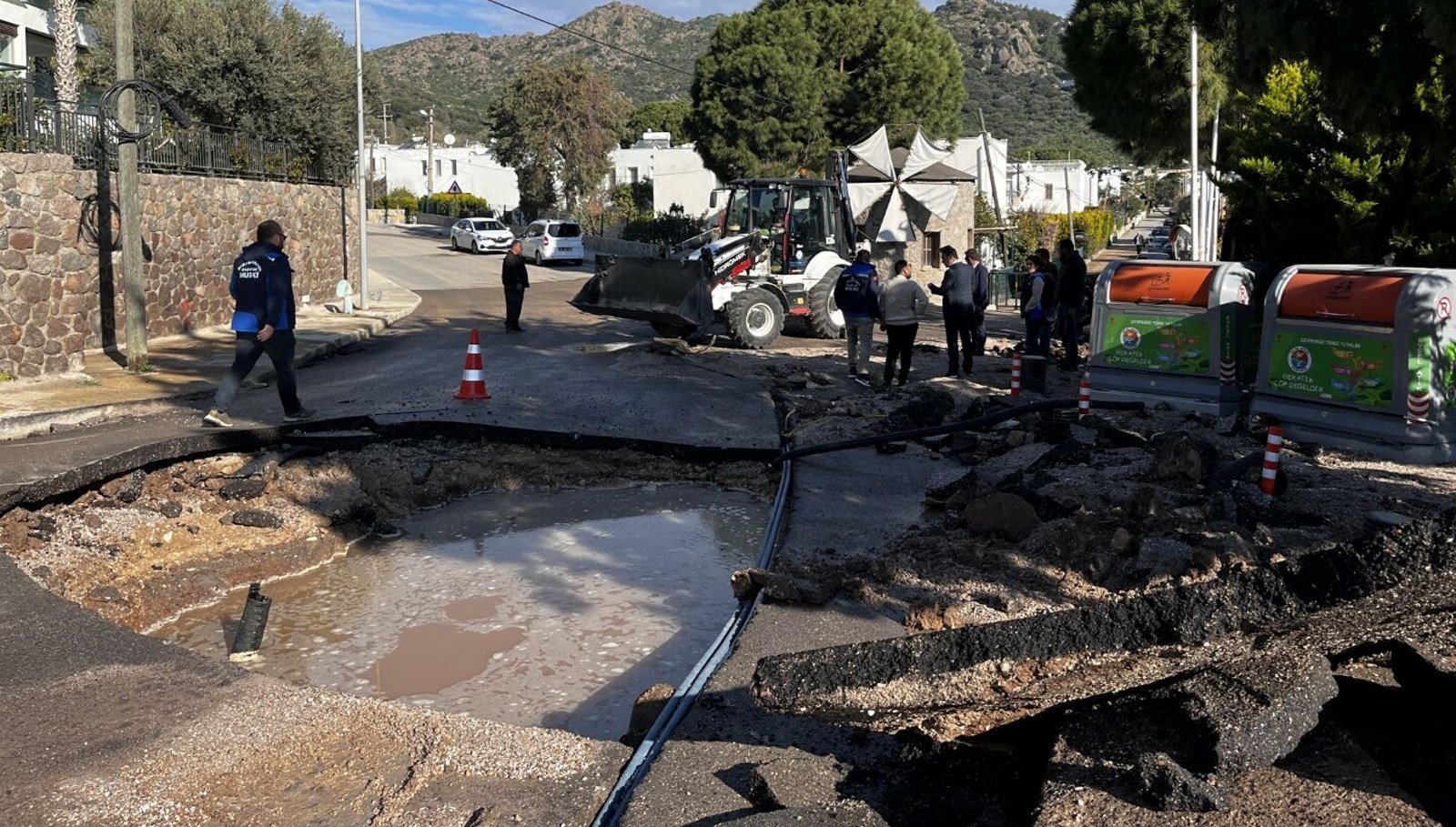 Bodrum’da ana isale hattı patladı: Yolda çukur oluştu