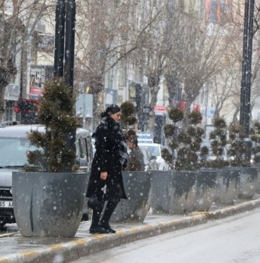 Van’da ulaşıma kar engeli: 87 yerleşim yerinin yolu kapandı