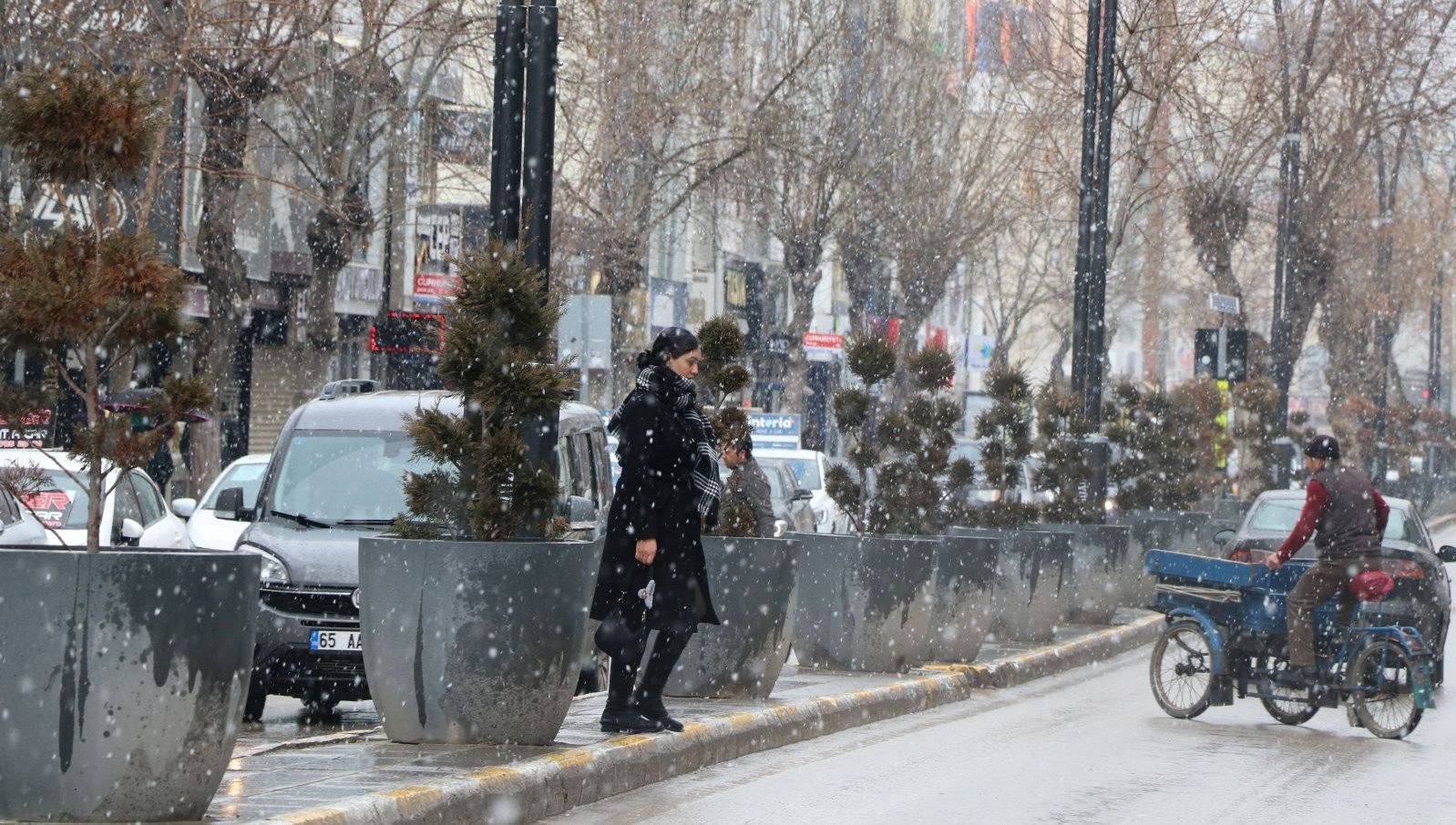 Van’da ulaşıma kar engeli: 87 yerleşim yerinin yolu kapandı