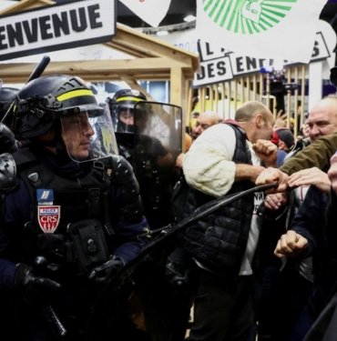 Fransız çiftçiler Paris’te tarım fuarını bastı