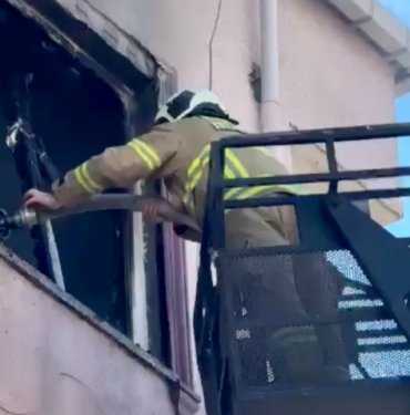 Şarjda bırakılan cep telefonu patladı: Ev küle döndü