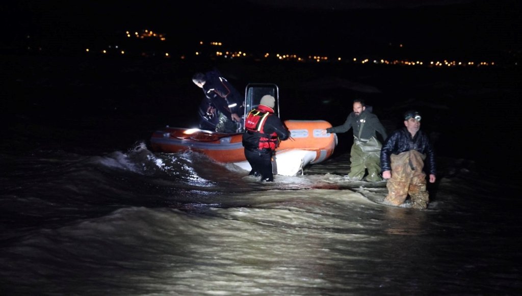 Elazığ’da 2 balıkçı baraj gölünde mahsur kaldı