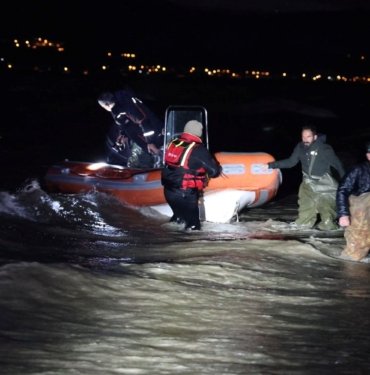 Elazığ’da 2 balıkçı baraj gölünde mahsur kaldı